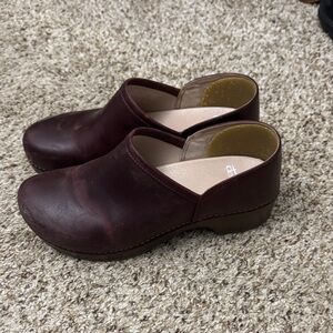 Dansko Brenna Burgundy Clogs 39
